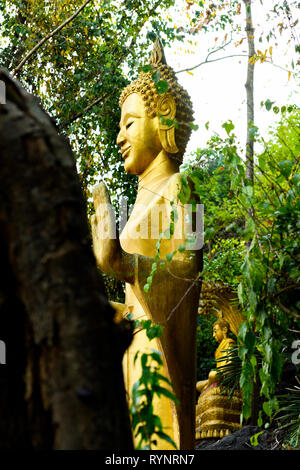 Vue rapprochée d'une belle statue de Bouddha de couleur or sur la montagne de Phou Si, Luang Prabang, Laos. Banque D'Images