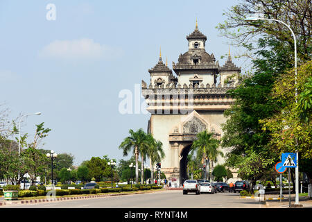 Vue imprenable sur la magnifique Patuxai avec la circulation quotidienne dans les rues de Vientiane, Laos. Patuxai est un monument de guerre dans le centre de Vientiane. Banque D'Images