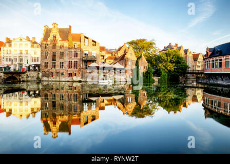 Belgique, Gand - canal et édifices médiévaux dans ville touristique populaire Banque D'Images