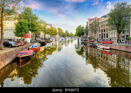 Beau coucher de soleil d'Amsterdam. Old Dutch typiques maisons sur le pont et les canaux au printemps, Pays-Bas Banque D'Images