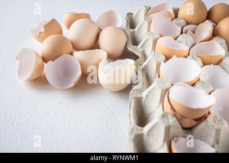 Les oeufs Les oeufs et shkarlupka dans une boîte sur un fond blanc. Banque D'Images