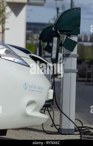 Garé (électrique pur ou BEV ou EV / EBG / tout-électrique ou tout-batterie) véhicule / voiture charger ses batteries dans une rue de charge. La Suède. Banque D'Images