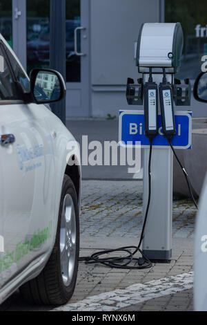 Automobile Nissan voiture électrique (ou BEV ou EV / EBG / tout-électrique / tous-véhicule-batterie) indicateurs de charge de la batterie l'affichage du panneau de sortie d'EVSE .Suède Banque D'Images