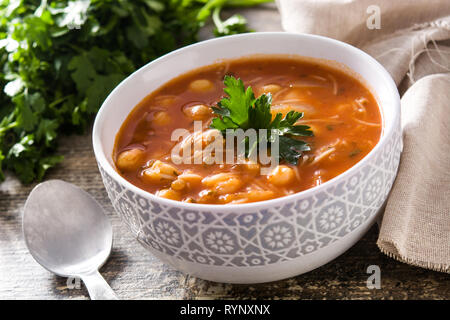 Dans un bol de soupe Harira sur table en bois. La nourriture typique marocaine. Ramadán concept. Banque D'Images