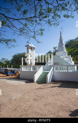 Dhowa Raja Maha Vihara temple, Sri Lanka. Le temple a gagner en popularité en raison principalement de son massif de 38 pieds de Statue de Bouddha sculptée dans la roche de granit. Banque D'Images