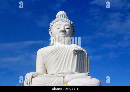 Le Grand Bouddha de Phuket, est une statue de Bouddha assis Maravija à Phuket, Thaïlande. Le nom officiel est Phra Phutta Mongkol Ming, Akenakiri Banque D'Images