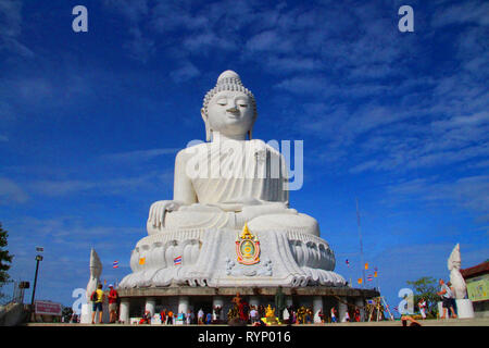 Le Grand Bouddha de Phuket, est une statue de Bouddha assis Maravija à Phuket, Thaïlande. Le nom officiel est Phra Phutta Mongkol Ming, Akenakiri Banque D'Images