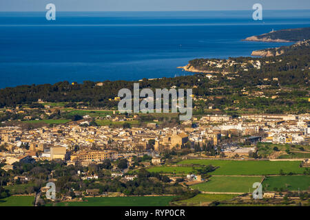 Vue panoramique AÉRIENNE D'ALCUDIA , AU NORD DE MAJORQUE, Baleares, Espagne Banque D'Images