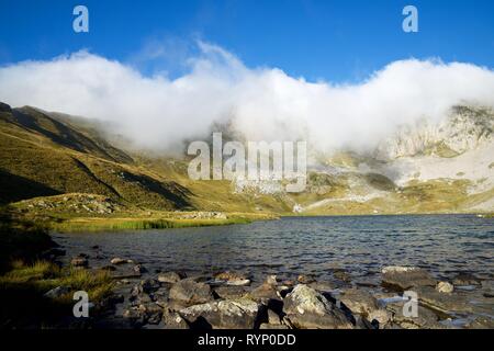 Lac dans la vallée de Acherito Oza, Pyrénées en Espagne. Banque D'Images