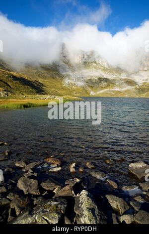 Lac dans la vallée de Acherito Oza, Pyrénées en Espagne. Banque D'Images