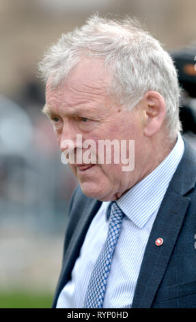 Glyn Davies député (Con : Montgomeryshire) sur College Green, Westminster, 13 mars 2019 Banque D'Images