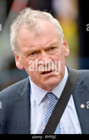 Glyn Davies député (Con : Montgomeryshire) sur College Green, Westminster, 13 mars 2019 Banque D'Images