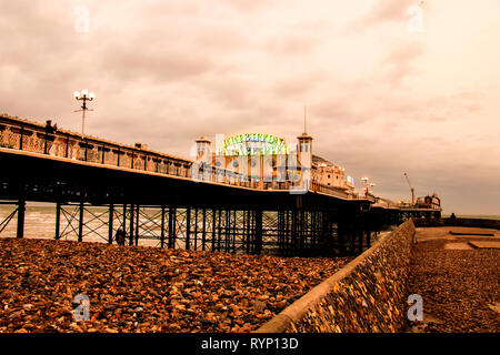 Le spectacle coloré de Brighton Palace Pier éclairée le soir Banque D'Images