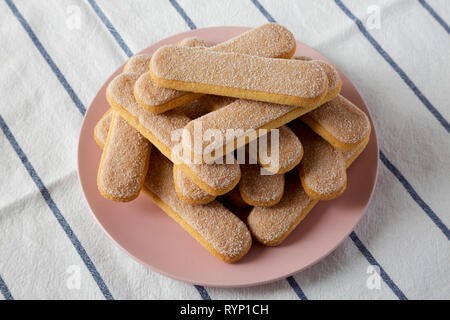 Savoyardi sur plaque de biscuits roses, low angle view. Close-up. Banque D'Images