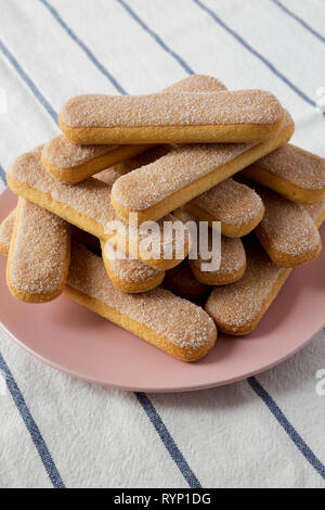 Savoyardi sur plaque de biscuits roses, low angle view. Close-up. Banque D'Images