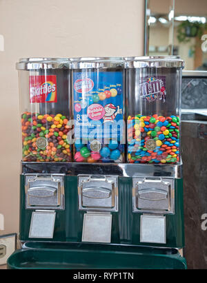 Bonbons et chewing-gum machines dans une beauté locale. Banque D'Images