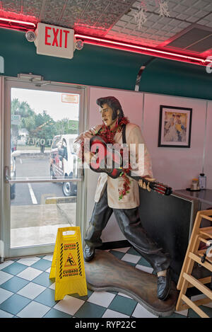 Taille de la vie locale à une figure d'Elvis diner en Floride Nord. Banque D'Images