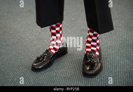 Homme portant son 'Happy Socks'. Banque D'Images