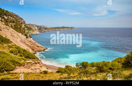 Paysage montagneux pittoresque avec plage Coll Baix sur Majorque, Espagne. Banque D'Images