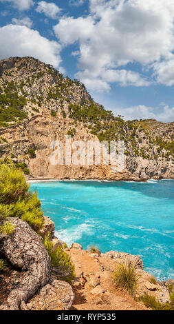 Chemin panoramique à la plage Coll Baix sur Majorque, Espagne. Banque D'Images