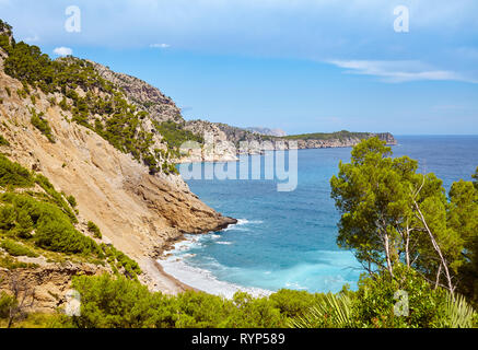 Paysage montagneux pittoresque avec plage Coll Baix sur Majorque, Espagne. Banque D'Images