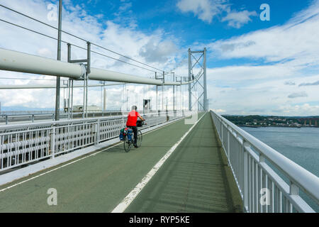 Un cycliste sur le Forth Road Bridge, Queensferry, Edinburgh, Scotland, UK Banque D'Images