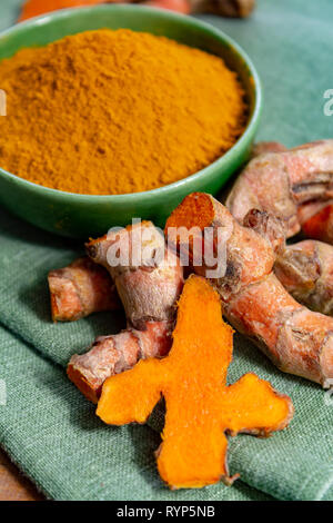 Curcuma curcuma frais ou séchés, poudre de racine et sauvagement utilisé en Asie et en Inde comme une épice, de l'ingrédient alimentaire et à des fins médicinales close up Banque D'Images