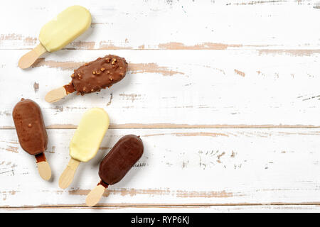 Vue de dessus de la crème glacée les popsicles couverts de chocolat Banque D'Images