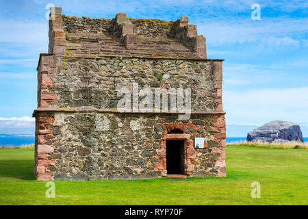 Le Château de Tantallon à Doocot, avec le Bass Rock derrière. Près de North Berwick, East Lothian, Scotland, UK Banque D'Images