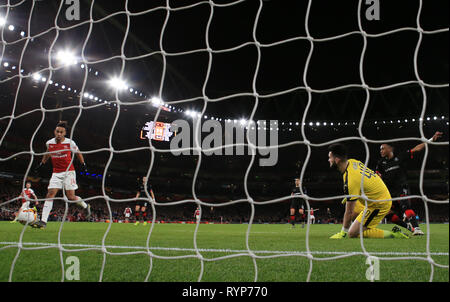 Pierre-Emerick Aubameyang d'Arsenal du côté marque son troisième but du jeu lors de l'Europa League à l'Emirates Stadium, Londres. Banque D'Images