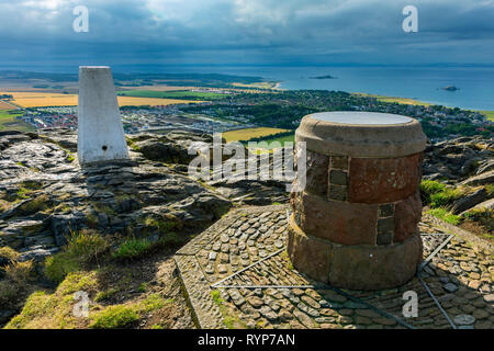 Le trig point et toposcope (table d'orientation) sur le sommet de North Berwick Law, East Lothian, Scotland, UK Banque D'Images