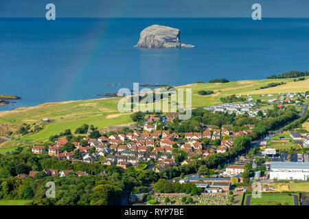 Le Bass Rock et l'extrémité orientale de la ville de North Berwick, depuis le sommet de North Berwick Law, East Lothian, Scotland, UK Banque D'Images