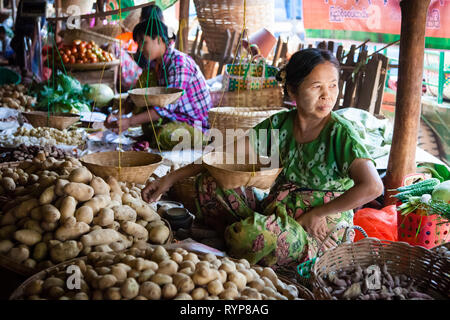 Vendeur de légumes au marché Nyaung U près de Bagan au Myanmar Banque D'Images