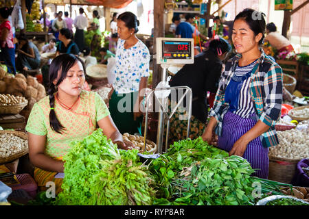 Vendeur de légumes au marché Nyaung U près de Bagan au Myanmar Banque D'Images