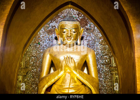 Statue du Bouddha d'or à l'intérieur de la pagode Ananda à Bagan au Myanmar Banque D'Images