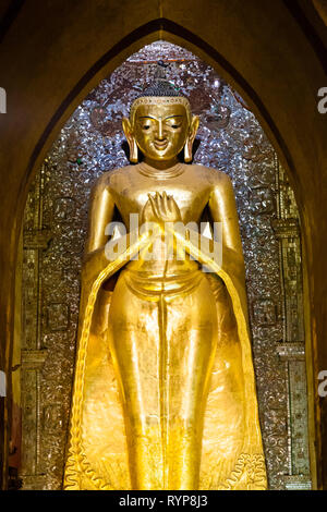 Statue du Bouddha d'or à l'intérieur de la pagode Ananda à Bagan au Myanmar Banque D'Images