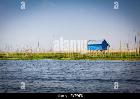 Maisons sur pilotis, au Lac Inle, Myanmar Banque D'Images