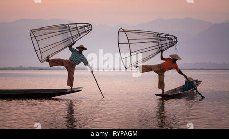 Le fameux coup de l'aviron de pêcheurs du lac Inle, Myanmar Banque D'Images