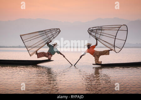Le fameux coup de l'aviron de pêcheurs du lac Inle, Myanmar Banque D'Images