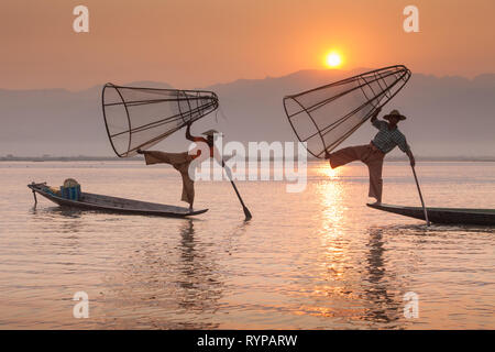 Le fameux coup de l'aviron de pêcheurs du lac Inle, Myanmar Banque D'Images