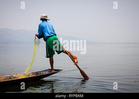 Le fameux coup de l'aviron de pêcheurs du lac Inle, Myanmar Banque D'Images