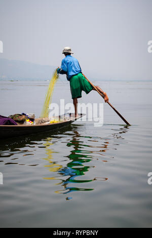 Le fameux coup de l'aviron de pêcheurs du lac Inle, Myanmar Banque D'Images