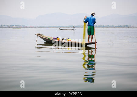 Le fameux coup de l'aviron de pêcheurs du lac Inle, Myanmar Banque D'Images