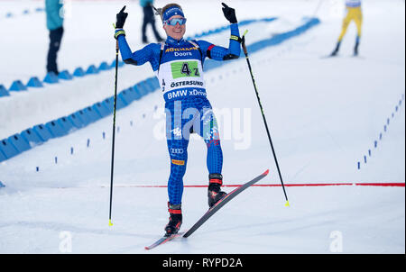 14 mars 2019, la Suède, Stockholm : Biathlon : Championnat du monde, Relais individuel, Mixte. Lukas Hofer d'Italie à la vôtre à l'arrivée. Photo : Sven Hoppe/dpa Banque D'Images