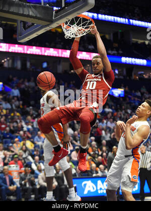 14 mars 2019, l'Arkansas avant Daniel Gafford Craftsman aspirateur avale-tout (10) claque la balle contre les Gators de la Floride au cours d'une série de championnat SEC match entre la Floride vs Gators de Bridgestone Arena Craftsman aspirateur avale de l'Arkansas à Nashville, TN (Obligatoire Crédit Photo : Steve Roberts/Cal Sport Media) Banque D'Images