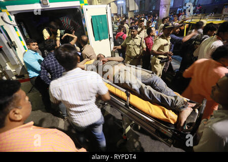 Mumbai. 14Th Mar, 2019. Un homme blessé est transférée à une ambulance après une passerelle s'est effondrée à l'extérieur de l'Maharaj Chhatrapati Shivaji Terminus (CSMT) gare de Mumbai, Inde, le 14 mars 2019. Au moins cinq personnes ont été tuées et plus de 30 autres blessés jeudi soir après une passerelle s'est effondrée à Mumbai, a annoncé la police. Source : Xinhua/Alamy Live News Banque D'Images