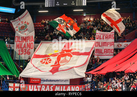 Foto Claudio Grassi/LaPresse 14 marzo 2019 Assago (MI) Italia sport basket AX Armani Exchange Olimpia Milan Olympiacos vs Pireo - Turkish Airlines Eurolega 2018/2019 - Mediolanum Forum. Nella foto : I tifosi di Milano Photo Claudio Grassi/LaPresse 14 mars 2019 Assago (MI) Italy sport basket AX Armani Exchange Olimpia Milan contre l'Olympiacos Le Pirée - Turkish Airlines EuroLeague 2018/2019 - Mediolanum Forum. dans la pic : Milan partisans Banque D'Images