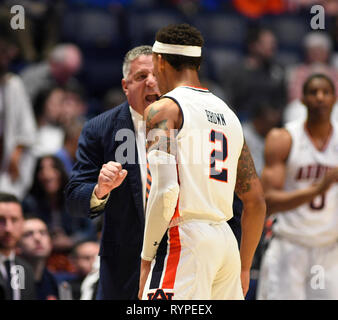 14 mars 2019 ; l'entraîneur-chef des Tigres Auburn Bruce Pearl parle avec Auburn Tigers guard Bryce Brown (2) contre le Missouri Tigers lors d'une série de championnat SEC match entre le Missouri Tigers Auburn Tiger vs chez Bridgestone Arena de Nashville, TN (Obligatoire Crédit Photo : Steve Roberts/Cal Sport Media) Banque D'Images