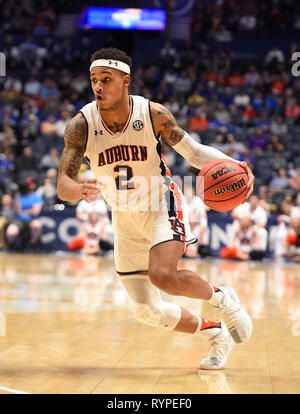 14 mars 2019, Auburn Tigers guard Bryce Brown (2) DRIBBLE contre le Missouri Tigers lors d'une série de championnat SEC match entre le Missouri Tigers Auburn Tiger vs chez Bridgestone Arena de Nashville, TN (Obligatoire Crédit Photo : Steve Roberts/Cal Sport Media) Banque D'Images