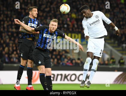 Milano, Italie. 14Th Mar, 2019. Ligue Europa : Soccer knockout, ronde, ronde de 16 ans, deuxième étape : Inter Milan - Eintracht Frankfurt au Guiseppe Meazza. Danny de Francfort da Costa (r) et Milan Milan l'Skriniar lutte pour la balle. Credit : Arne Dedert/dpa/Alamy Live News Banque D'Images